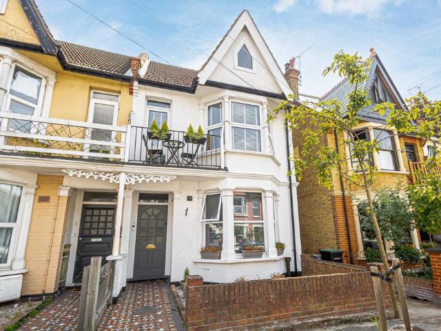 Flat for sale in Alton Barnes, Essex