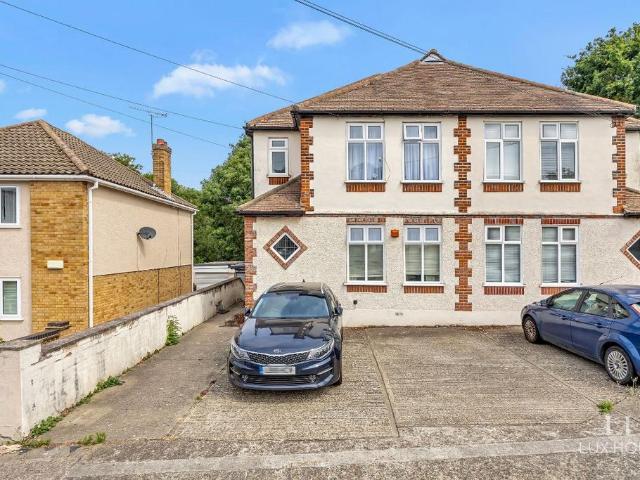 Flat for sale in Hornchurch, Greater London