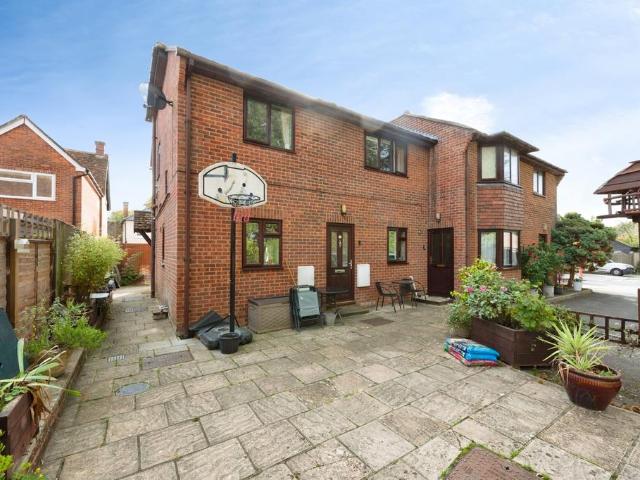 Flat for sale in Kingsclere, Basingstoke and Deane