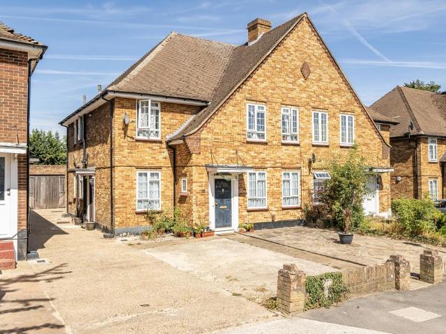 Flat for sale in Northwood, Greater London
