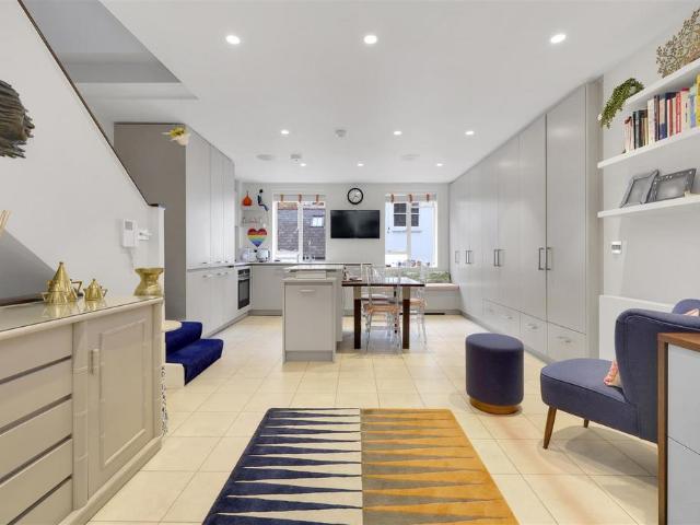Flat for sale in South Kensington, Greater London