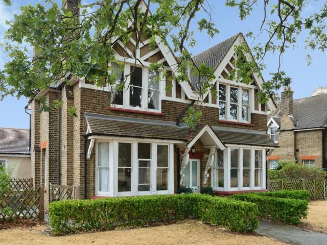 Flat for sale in Barkingside, Greater London
