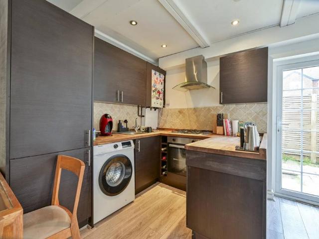 Flat for sale in London Borough of Merton, Collier's Wood