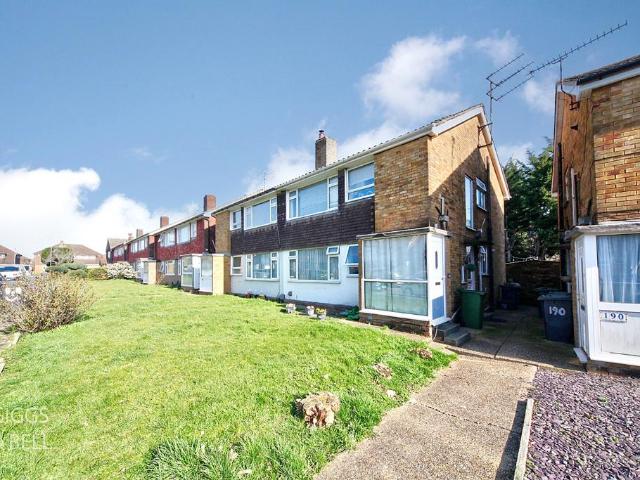 Flat for sale in Spring Park, Luton