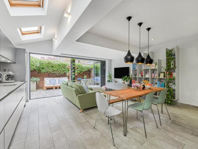 Flat for sale in Streatham Hill, Greater London
