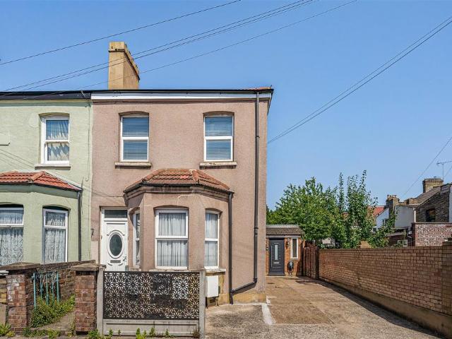Flat for sale in Leyton, Greater London