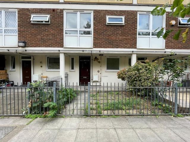 Flat for sale in Bromley-by-Bow, Bow