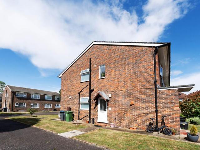 Flat for sale in New Malden, Greater London