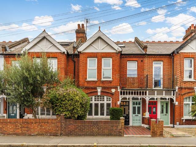 Flat for sale in London Borough of Merton, Raynes Park