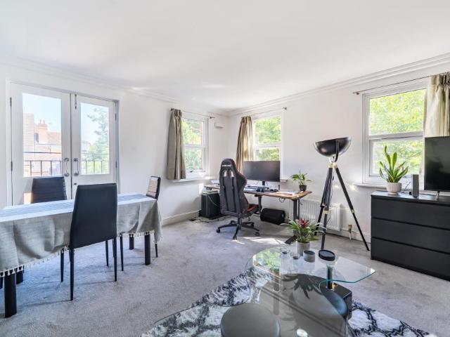Flat for sale in West Hampstead, Greater London
