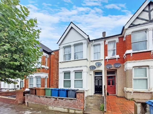 Flat for sale in Lane, Greater London
