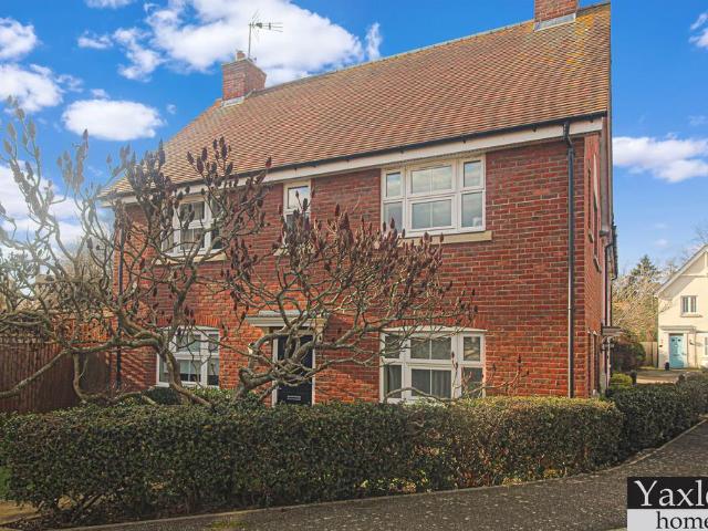 Flat for sale in Chipping Hill, Essex