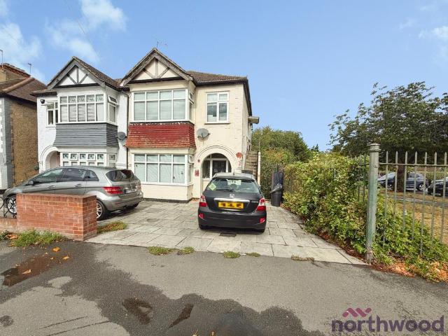 Flat for sale in Gidea Park, Greater London