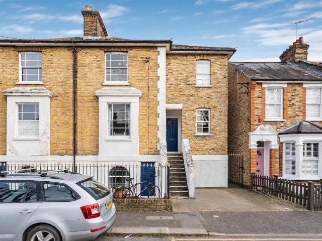 Flat for sale in Walthamstow Village, Leyton