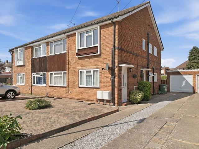 Flat for sale in Littleton Common, Lower Halliford
