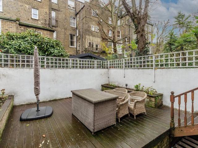 Flat for sale in Earl's Court, Greater London