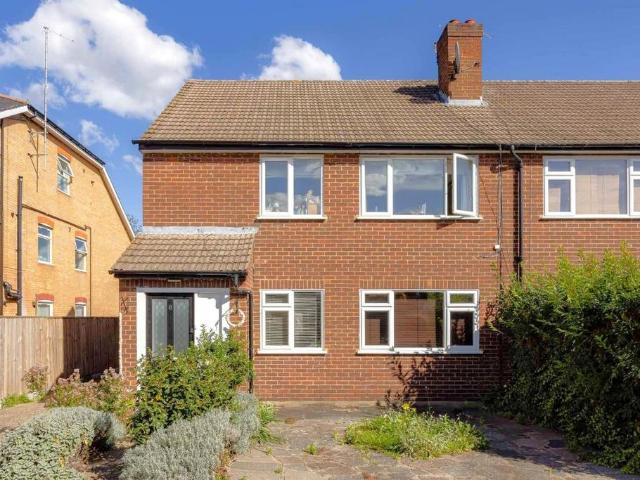 Flat for sale in Strawberry Hill, Greater London