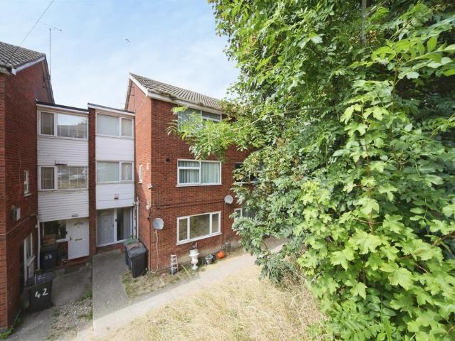 Flat for sale in Spring Park, Luton