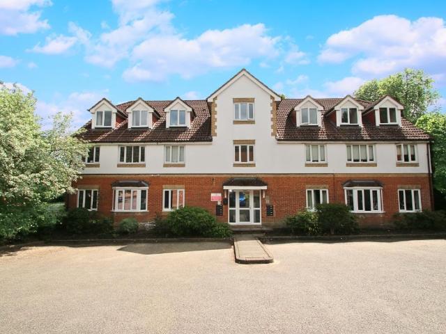 Flat for sale in Woking, Surrey
