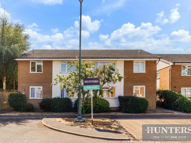 Flat for sale in Worcester Park, Greater London