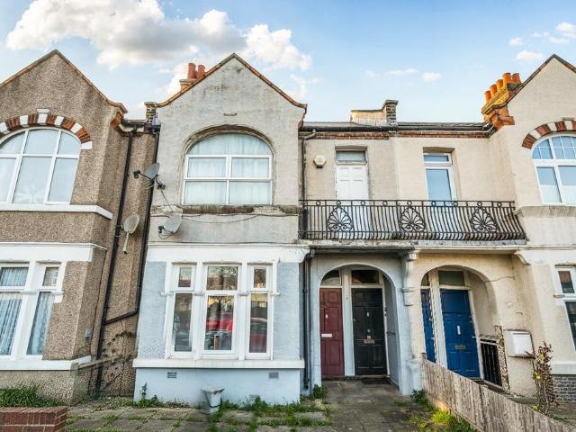 Flat for sale in London Borough of Lewisham, Greater London
