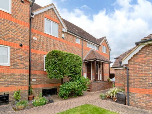 Flat for sale in Old Windsor