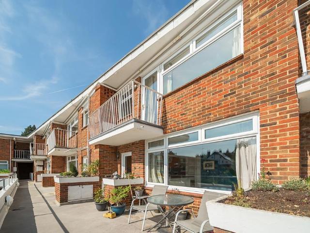 Flat for sale in Hatching Green, Five Acres