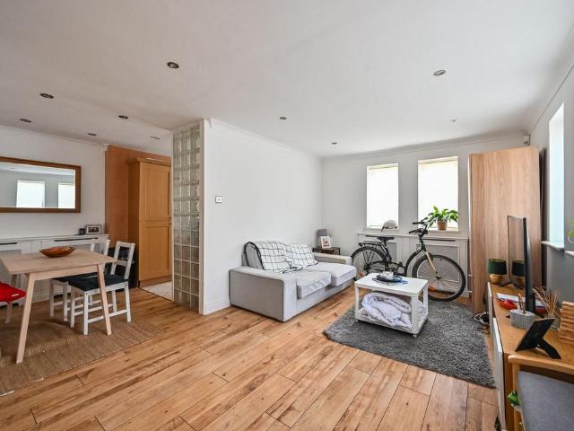 Flat for sale in St. George in the East, Wapping