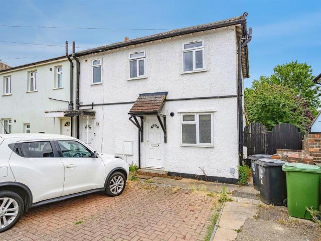 Flat for sale in Pouchen End, Hertfordshire