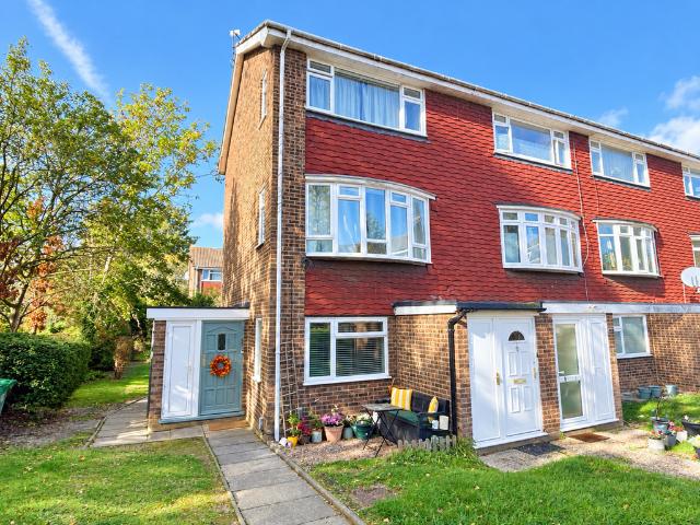 Flat for sale in Farnborough Park, Greater London