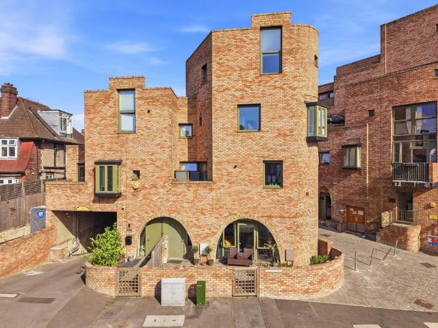 Flat for sale in Temple Fortune, Greater London