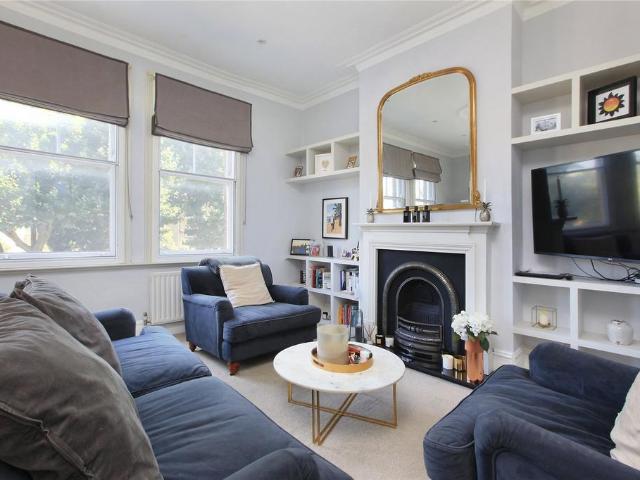 Flat for sale in Furzedown, Greater London