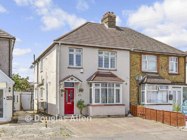 Flat for sale in Elm Park, Greater London