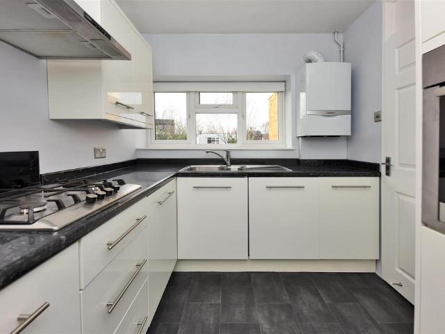 Flat for sale in Surbiton, Greater London