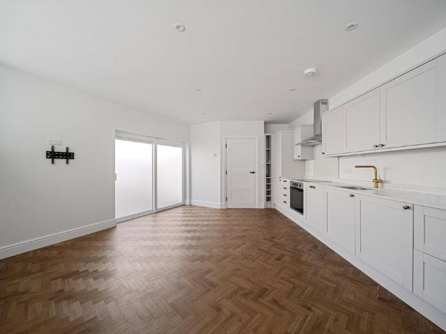 Flat for sale in Hillview, Surrey