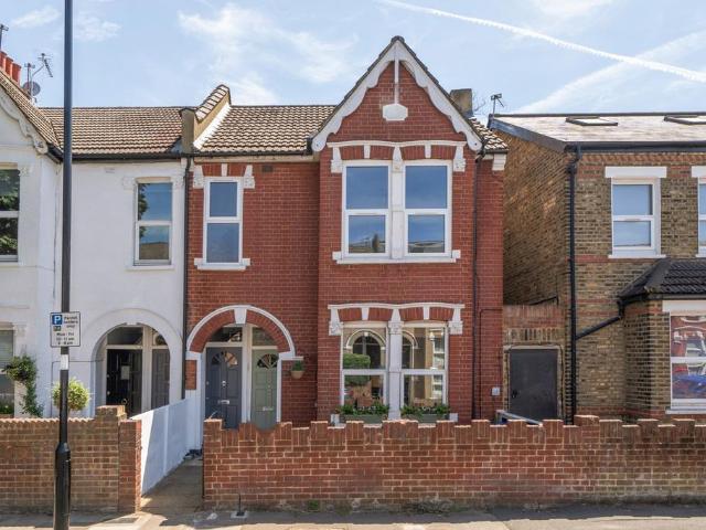 Flat for sale in London Borough of Ealing, Greater London