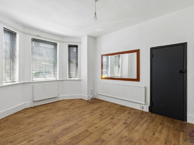 Flat for sale in Finchley, Greater London