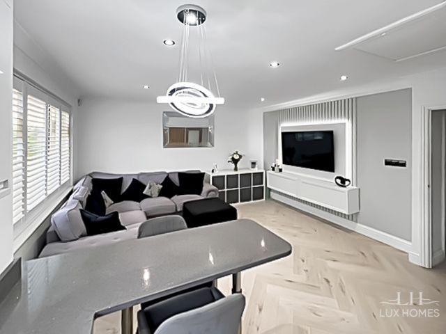 Flat for sale in Warley, Brentwood
