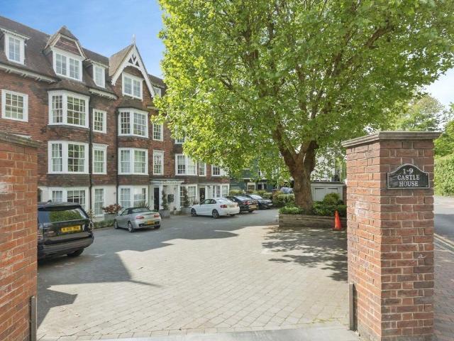 Flat for sale in Broadwater Down, Sandown Park