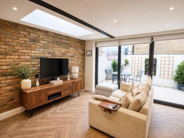 Flat for sale in London Borough of Wandsworth, Greater London