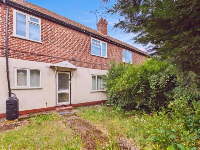 Flat for sale in Heol-las, Surrey