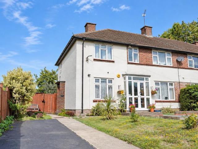 Flat for sale in Elstree, Hertsmere