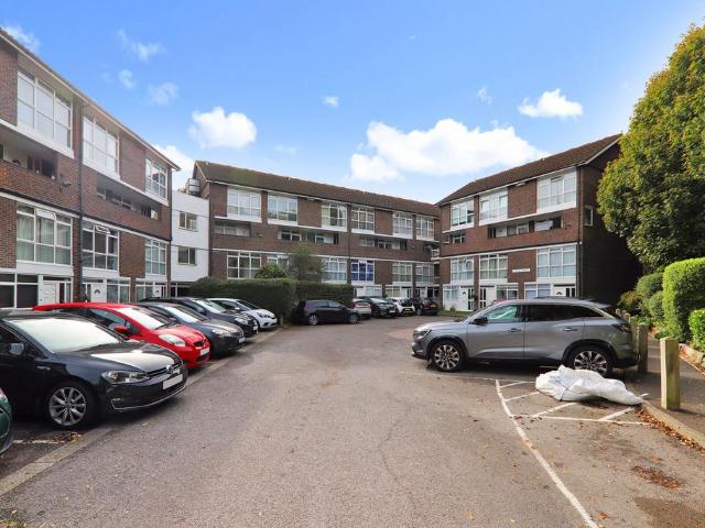 Flat for sale in Batchworth