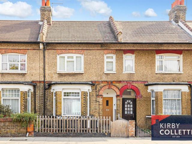 Flat for sale in Freezywater, Greater London