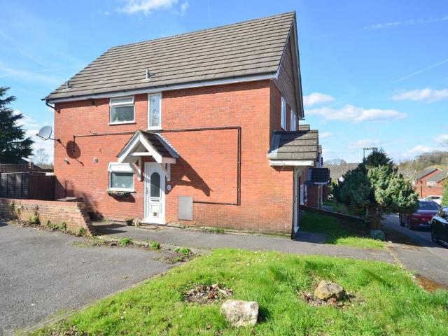 Flat for sale in Heol-las, Surrey