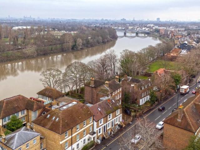 Flat for sale in Mortlake, Greater London
