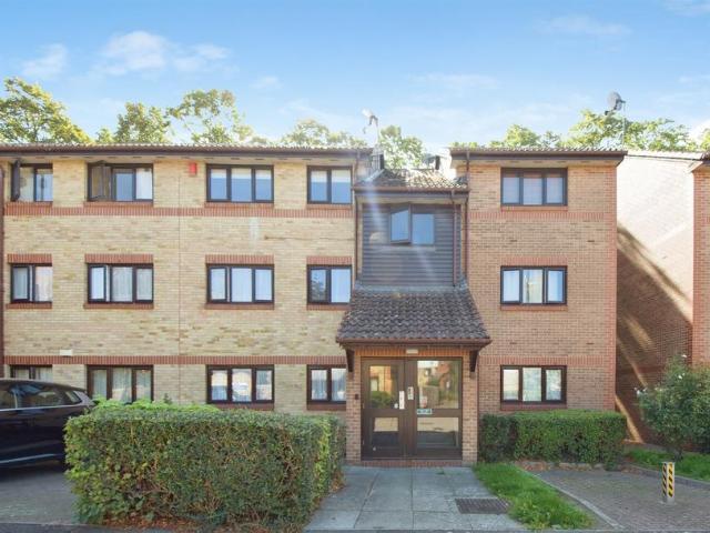 Flat for sale in London Borough of Barking and Dagenham, Greater London