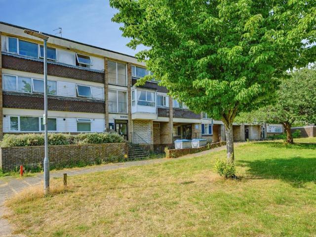 Flat for sale in Highfield, Pouchen End