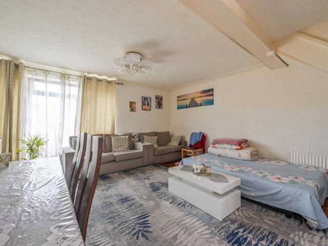 Flat for sale in Limehouse, Greater London