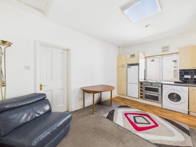 Flat for sale in Littleton Common, Spelthorne